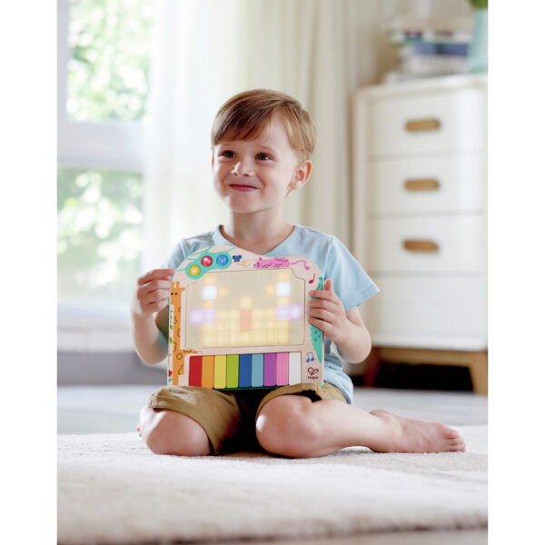 بيانو موسيقي وأشكال الحيوانات