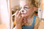 ⁦أقلام تلوين للوجه والجسم – 12 لون⁩   الصورة ⁦3⁩